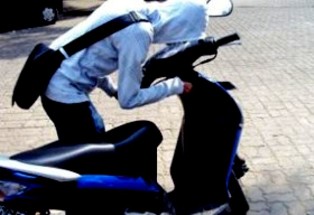 Nasib Apes, Lagi Ngobrol Sepeda Motor Securty Ini Diembat Maling